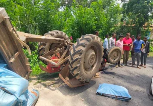 ಚಿಕ್ಕಮಗಳೂರು: ಟ್ರ್ಯಾಕ್ಟರ್ ಪಲ್ಟಿ : ಓರ್ವ ಮೃತ್ಯು - ಟ್ರ್ಯಾಕ್ಟರ್ ಚಾಲಕ ಪ್ರಾಣಾಪಾಯದಿಂದ ಪಾರು..